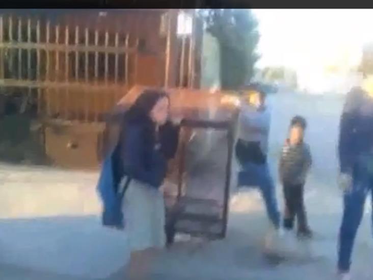 VIDEO: Niña es golpeada por denunciar narcomenudeo afuera de su escuela VIDEO: Niña es golpeada por denunciar narcomenudeo afuera de su escuela
