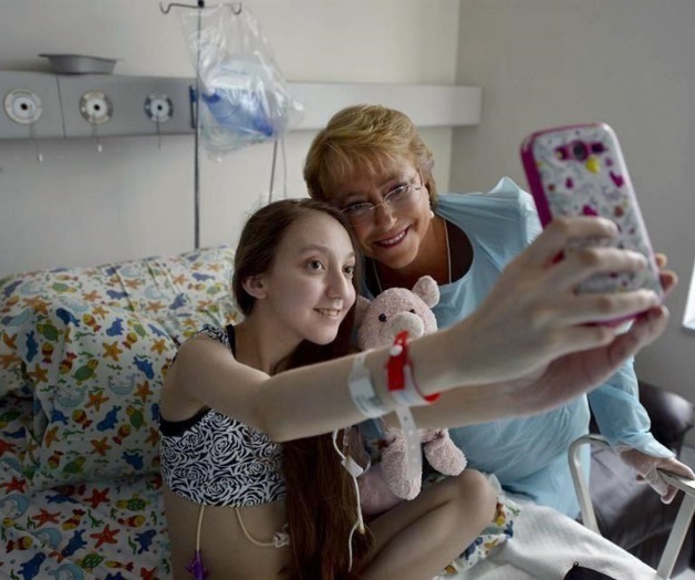 Visita Bachelet a niña que pidió morir Visita Bachelet a niña que pidió morir