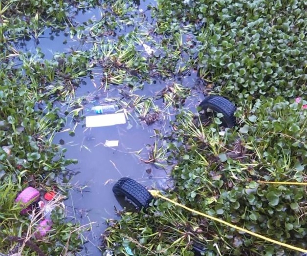 Cae carro a canal: una muerta