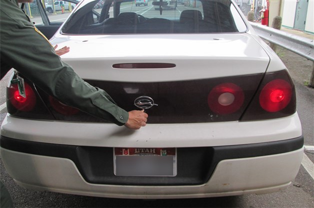 Rescatan ilegales en cajón de bocina