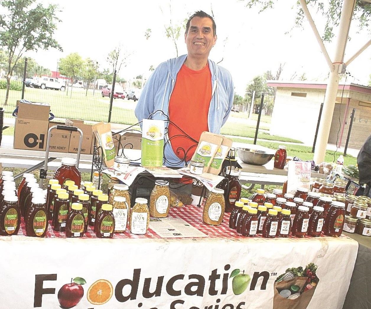 Vende miel para recaudar fondos