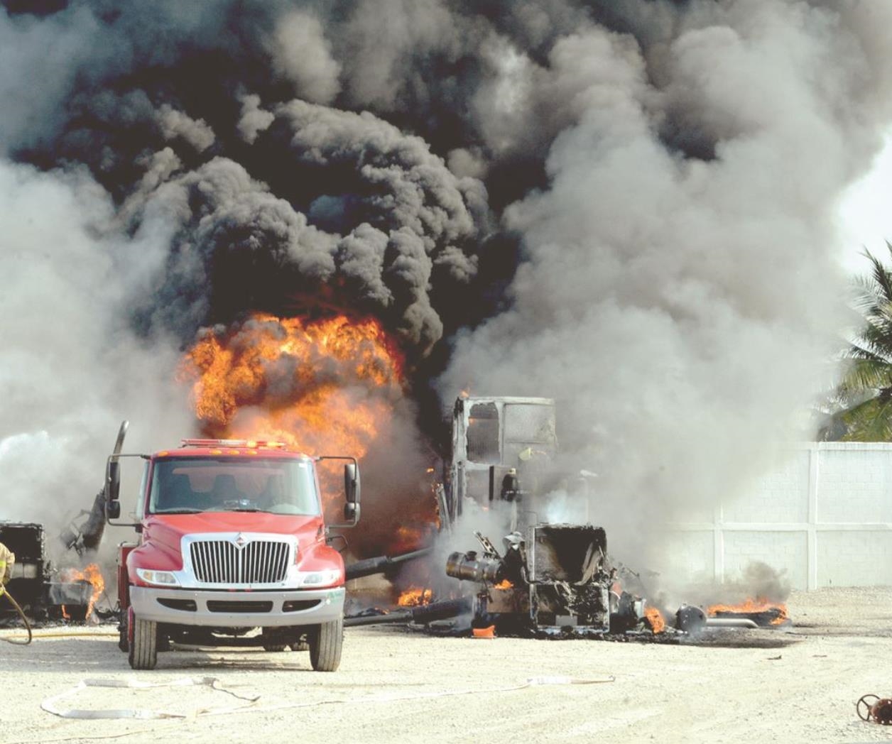 Incendia comando camiones de empresa Incendia comando camiones de empresa