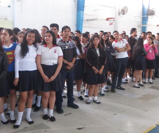 ‘Los quiero de regreso’, dice director a alumnos