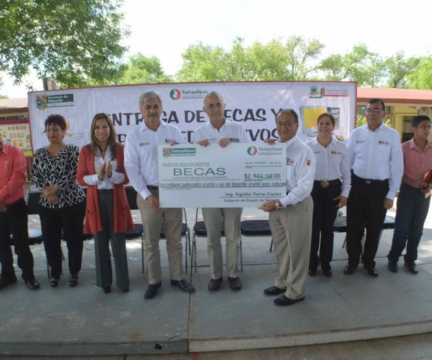 Entregan becas y apoyos a la educación