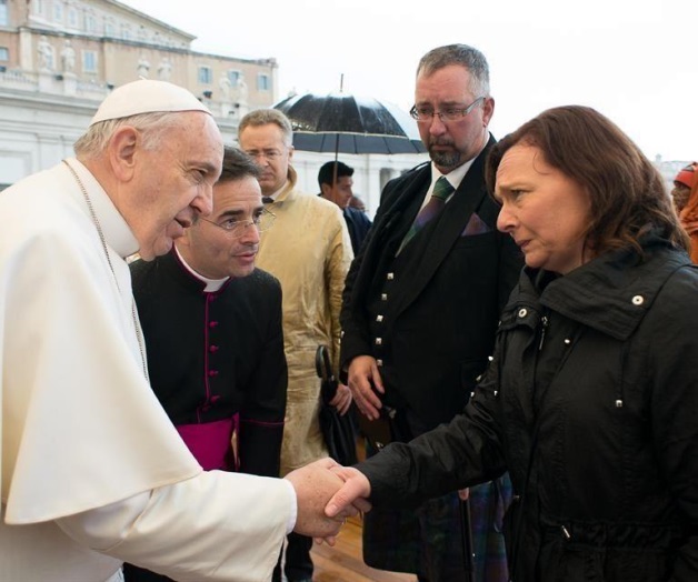 Recibe Papa a familias de víctimas de EI