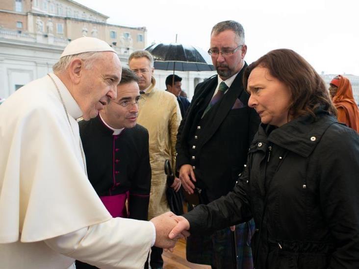 Recibe Papa a familias de víctimas de EI Recibe Papa a familias de víctimas de EI