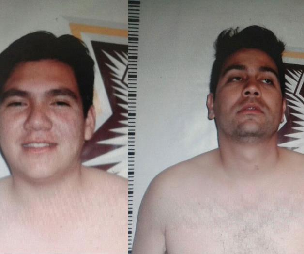 Detienen a2 desnudosdentro decamioneta Detienen a2 desnudosdentro decamioneta