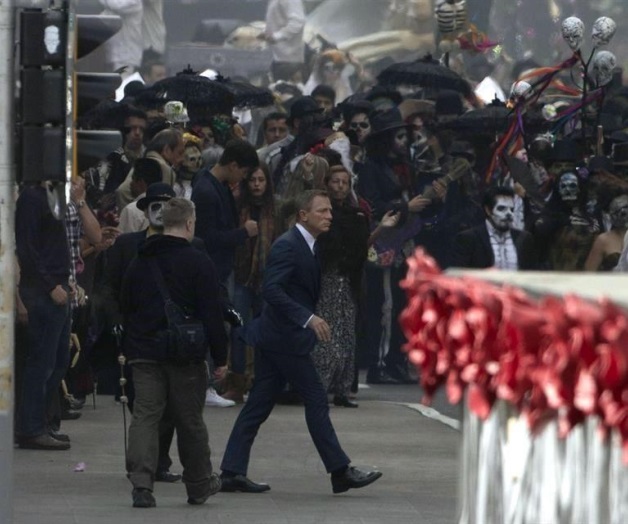 Filma Bond entre calaveras y helicóptero
