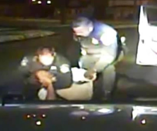 Policías de Michigan arrestan brutalmente a hombre afroamericano Policías de Michigan arrestan brutalmente a hombre afroamericano