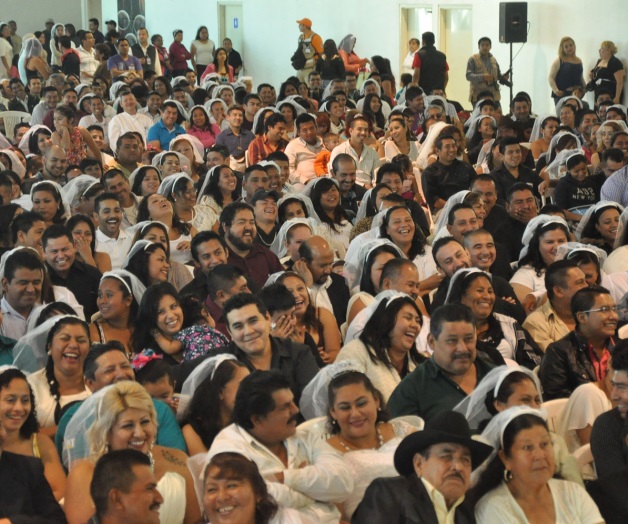 Beso comunitario sella matrimonio de… ¡864 parejas!