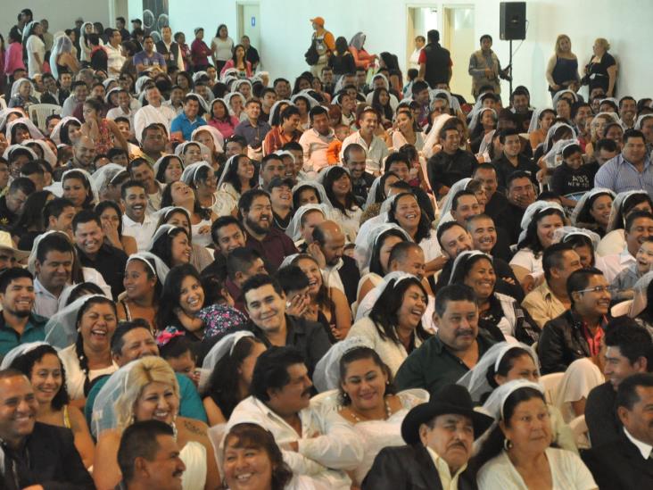 Beso comunitario sella matrimonio de… ¡864 parejas! Beso comunitario sella matrimonio de… ¡864 parejas!