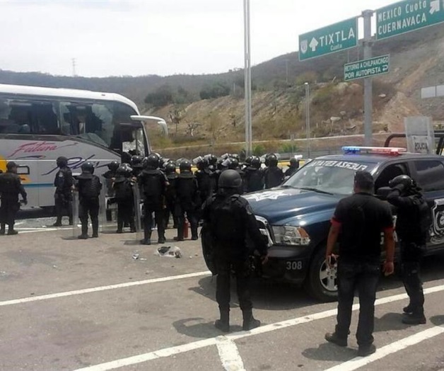 Se enfrentan normalistas y policías