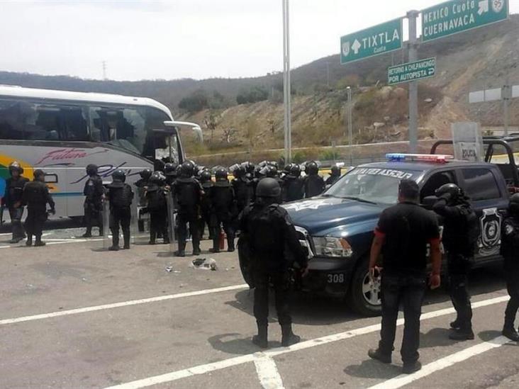 Se enfrentan normalistas y policías Se enfrentan normalistas y policías