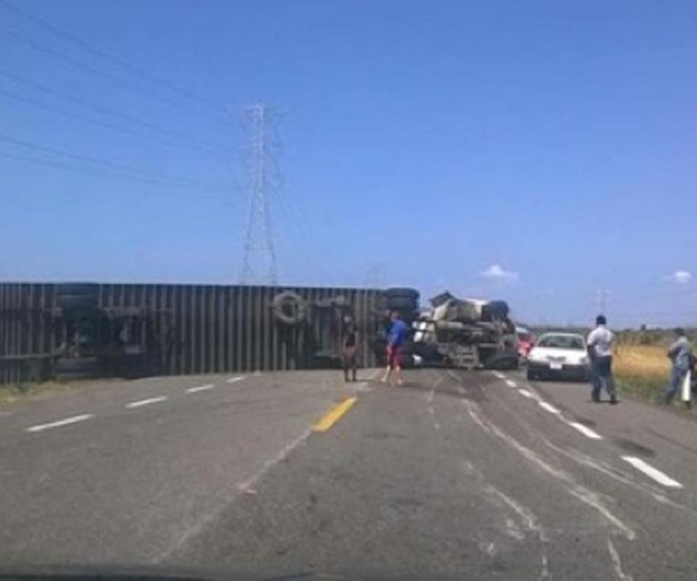 Tractocamión vuelca por fuertes vientos