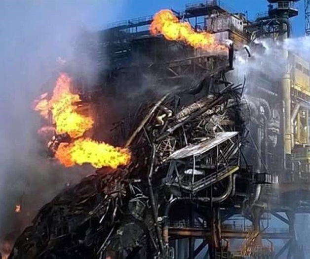 Colapsa plataforma de Pemex por incendio Colapsa plataforma de Pemex por incendio