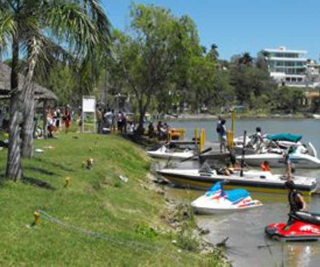 Turistas visitan el Río Tamesí en Altamira