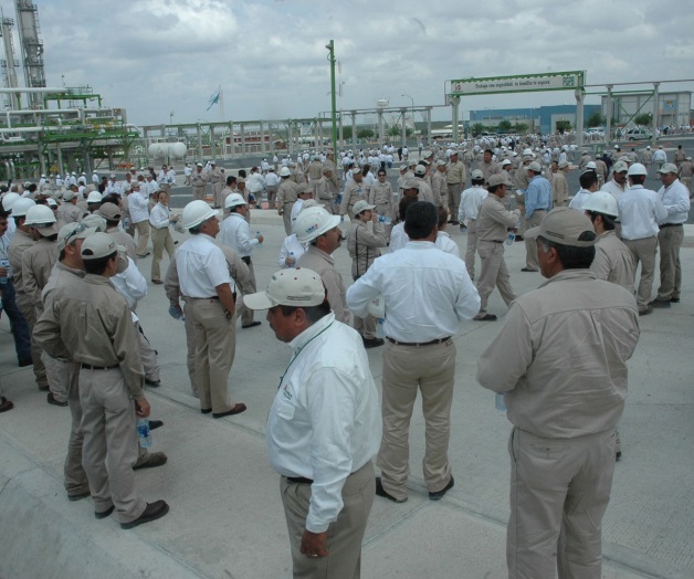 Golpe directo a prestacionesen Pemex, advierte laborista