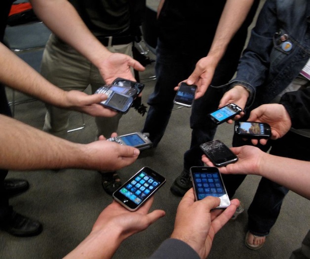 Adicción al celular, genera enfermedad y desgracia