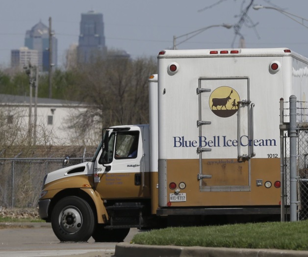 Retira Blue Bell helados del mercado por bacteria