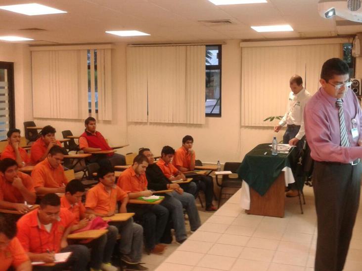 Orientan a estudiantes sobre ahorro de energía Orientan a estudiantes sobre ahorro de energía