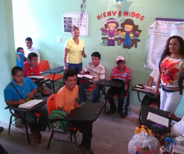 Alumnos discapacitadostoman clases en vivienda