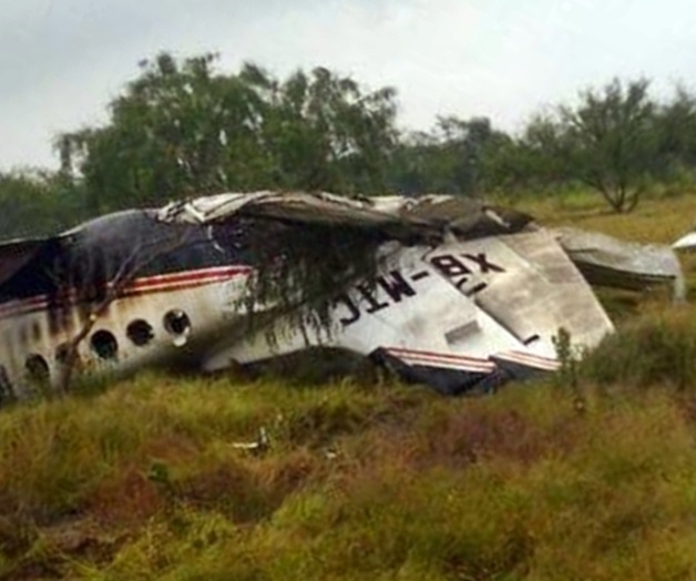 Cae aeronave con constructores en campo militar; hay 5 heridos
