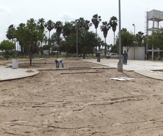 Constatan avance en construcción de plaza