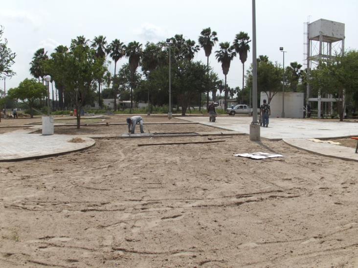 Constatan avance en construcción de plaza Constatan avance en construcción de plaza