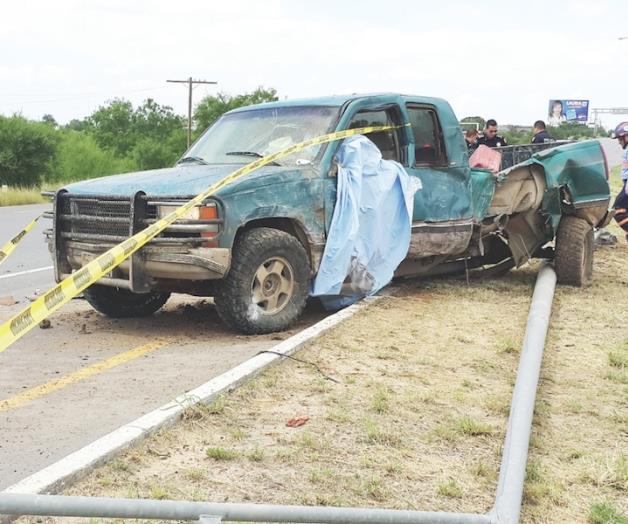 Impacta camioneta con poste y muere