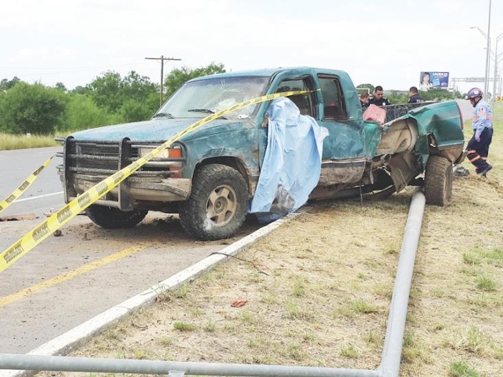 Impacta camioneta con poste y muere Impacta camioneta con poste y muere
