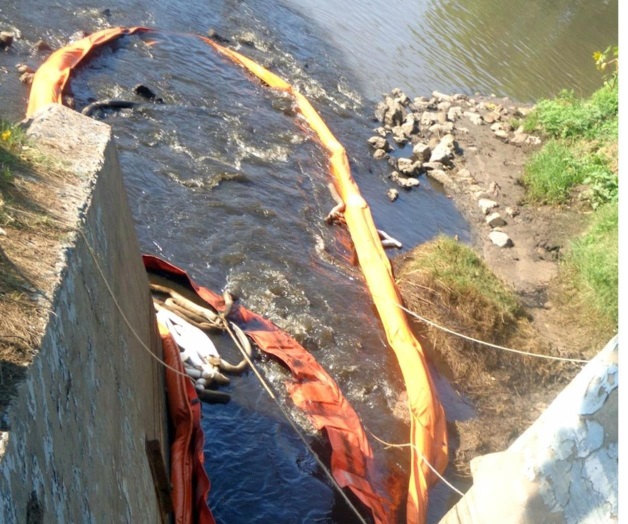 Derrama Pemex hidrocarburo en río Lerma Derrama Pemex hidrocarburo en río Lerma