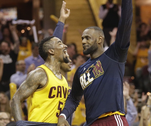 LeBron y Cavs barren a Hawks