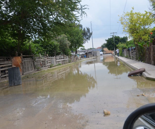 A 15 días de la tromba 30 colonias, con daños