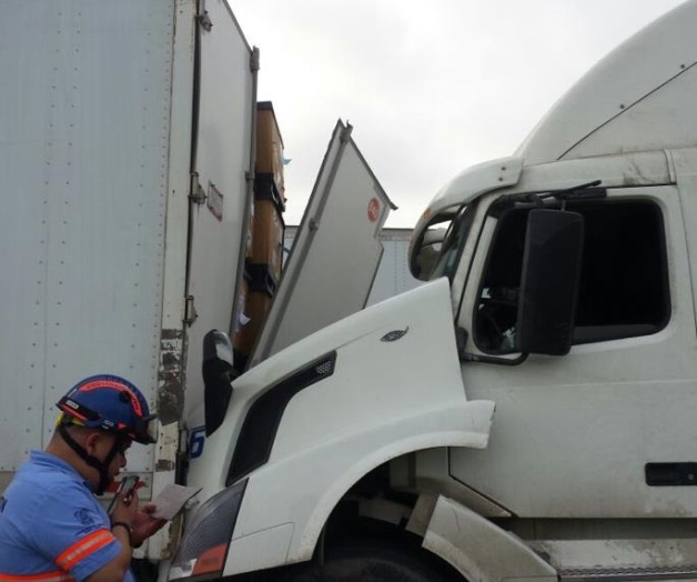 Choque de autobús con tráileresarroja un muerto y siete heridos