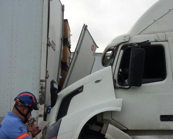 Choque de autobús con tráileresarroja un muerto y siete heridos Choque de autobús con tráileresarroja un muerto y siete heridos