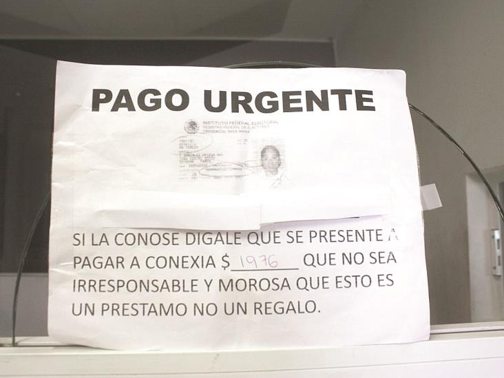 Para cobrarle, tapizan su barrio con carteles que llevan su imagen Para cobrarle, tapizan su barrio con carteles que llevan su imagen