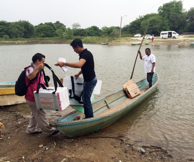 Personal del INE acude en cayuco a entregar paquetes en Tabasco Personal del INE acude en cayuco a entregar paquetes en Tabasco