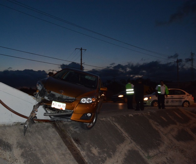 Pudo esquivar un vehículoy va a muro de contención Pudo esquivar un vehículoy va a muro de contención