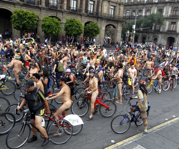 Celebran rodada al desnudo en el DF