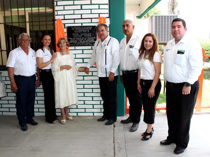 Reconocen a profesor en ceremonia Reconocen a profesor en ceremonia