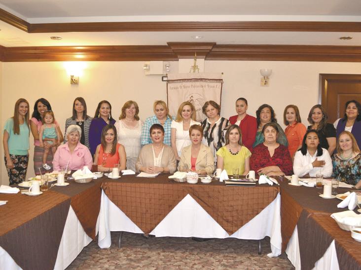 Letras femeninas en reunión Letras femeninas en reunión