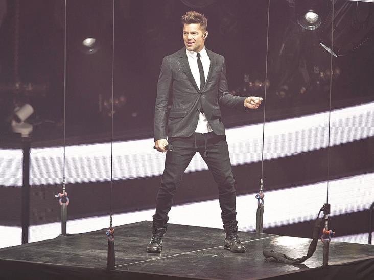 Pone a bailar a sus fans Pone a bailar a sus fans