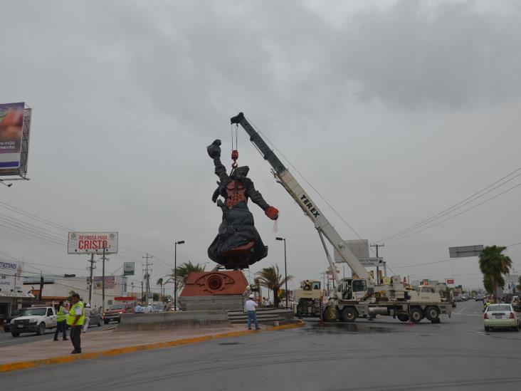 Instalación de monumentocausa admiración… y caos Instalación de monumentocausa admiración… y caos