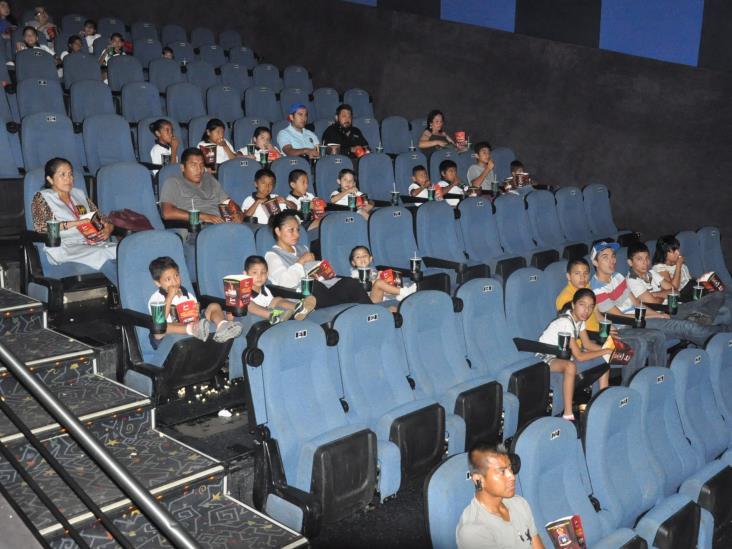 Llevan al cine a niños de hogar San Vicente Llevan al cine a niños de hogar San Vicente