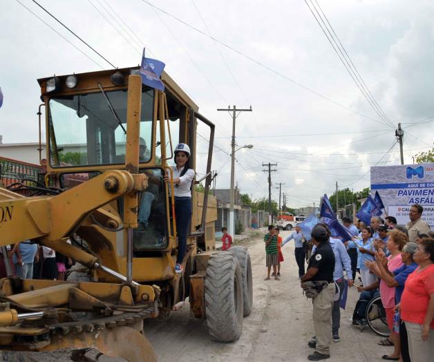 Pavimentan su calledespués de 45 años