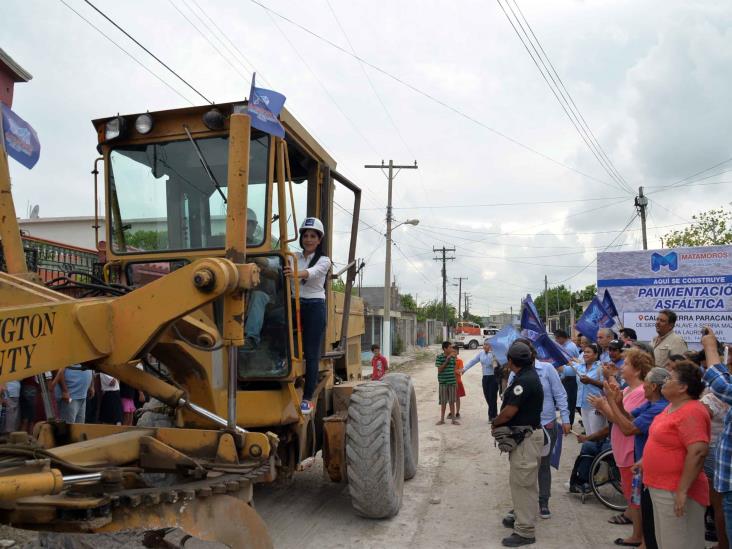 Pavimentan su calledespués de 45 años Pavimentan su calledespués de 45 años
