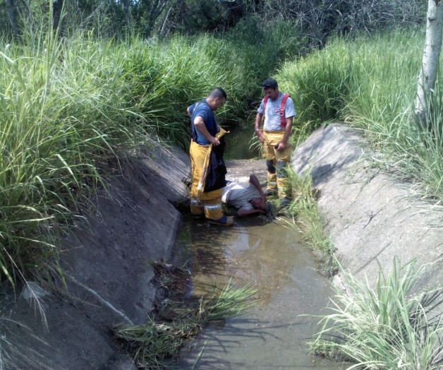 Vive días de terroral caer en un canal