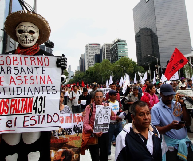 Denuncian intento de soborno padres de los 43