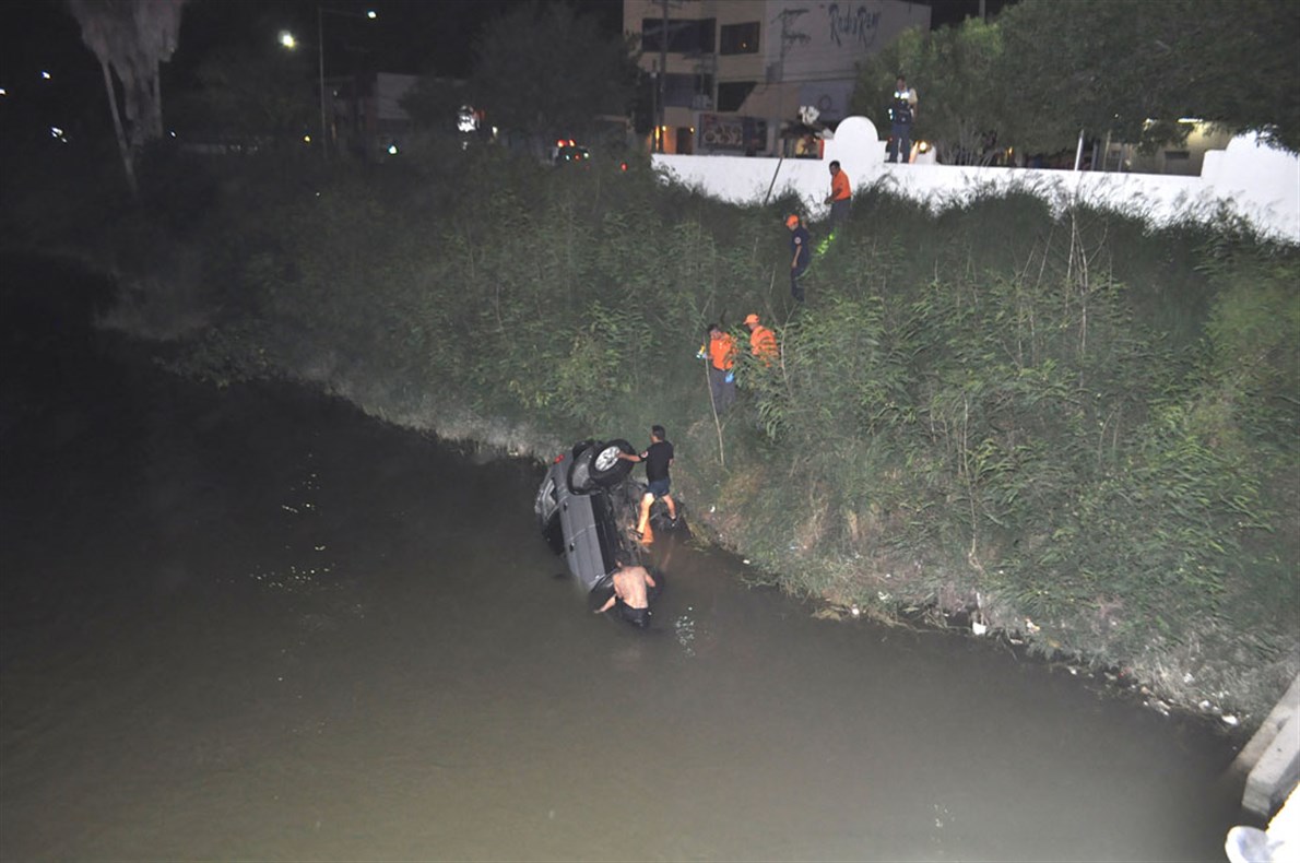 ZONA CENTRO. En pleno centro de la ciudad, elementos de cuerpos de emergencias realizan maniobras para extraer una camioneta que cayó al canal, muriendo sus ocupantes.