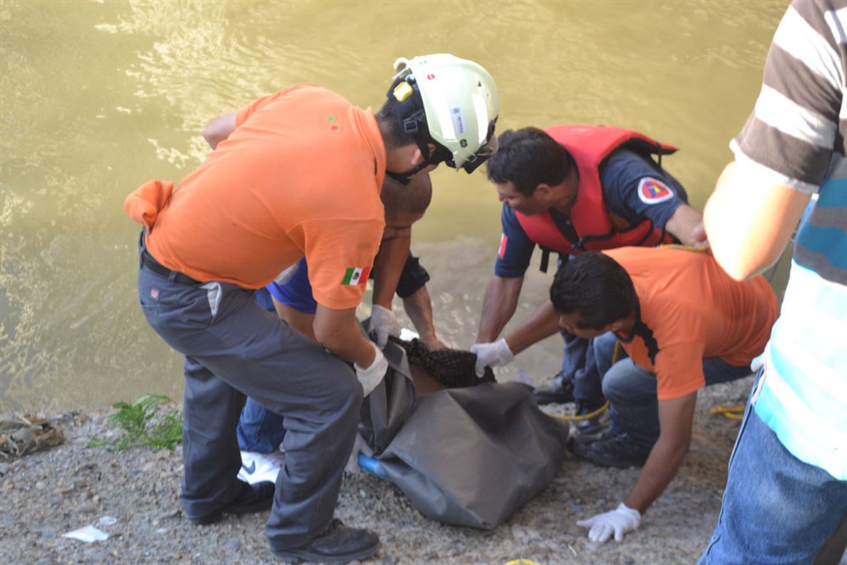 LAVACARROS. El cuerpo del malogrado lavacarros es rescatado por personal de emergencias. 